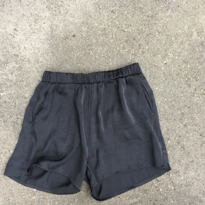 Flowy shorts  - Svarta glansiga flowy shorts. Resor i midjan. Frakt tillkommer (kolla gärna in resten av mina kläder så går de på samma frakt). 