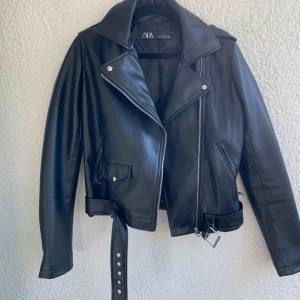  - Superfin skinnjacka från Zara i storlek Small. Endast använd ett fåtal gånger så är i ett väldigt bra skick! 