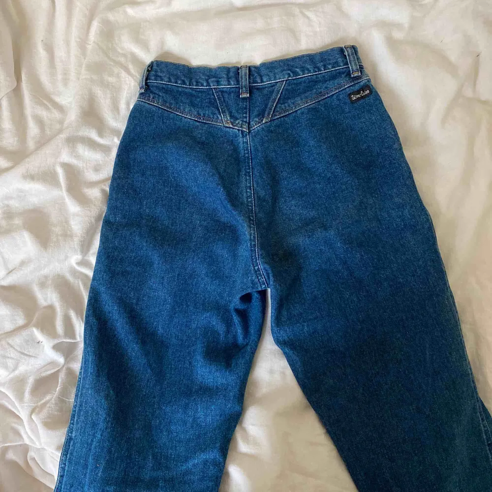 Ett par riktigt coola raka jeans som jag köpt på beyond retro! Det är märket Wrangler, med olika detaljer där det står silver lake. Inga fickor där bak vilket är skitsnyggt!! Frakt tillkommer, fler intresserade= högsta bud. Jeans & Byxor.
