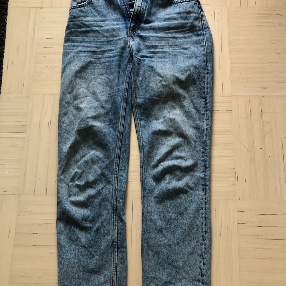 Ett par jeans från Monki. Fin kvalitet och använd ett fåtal gånger. Storlek 27 i midjan, alltså S. Säljer för att de blivit för små. . Jeans & Byxor.