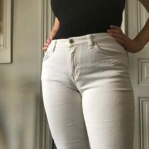 snygga vita jeans som jag säljer för att dom inte används, ärvda men i väldigt bra skick!