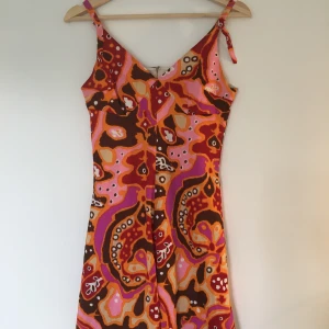 Mönstrad klänning strl S/XS - Somrig kort klänning, super fin men lite för kort för mig som är 1.73! 