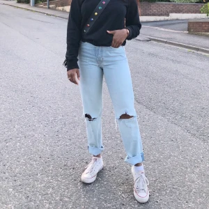 Boyfriend liknande jeans - Har ett till litet hål ovanför knät (råkade gå in i en blomkruka whops), men detta är en gammal bild så de är inte med, men det passar in! Köparen står för frakten 💛