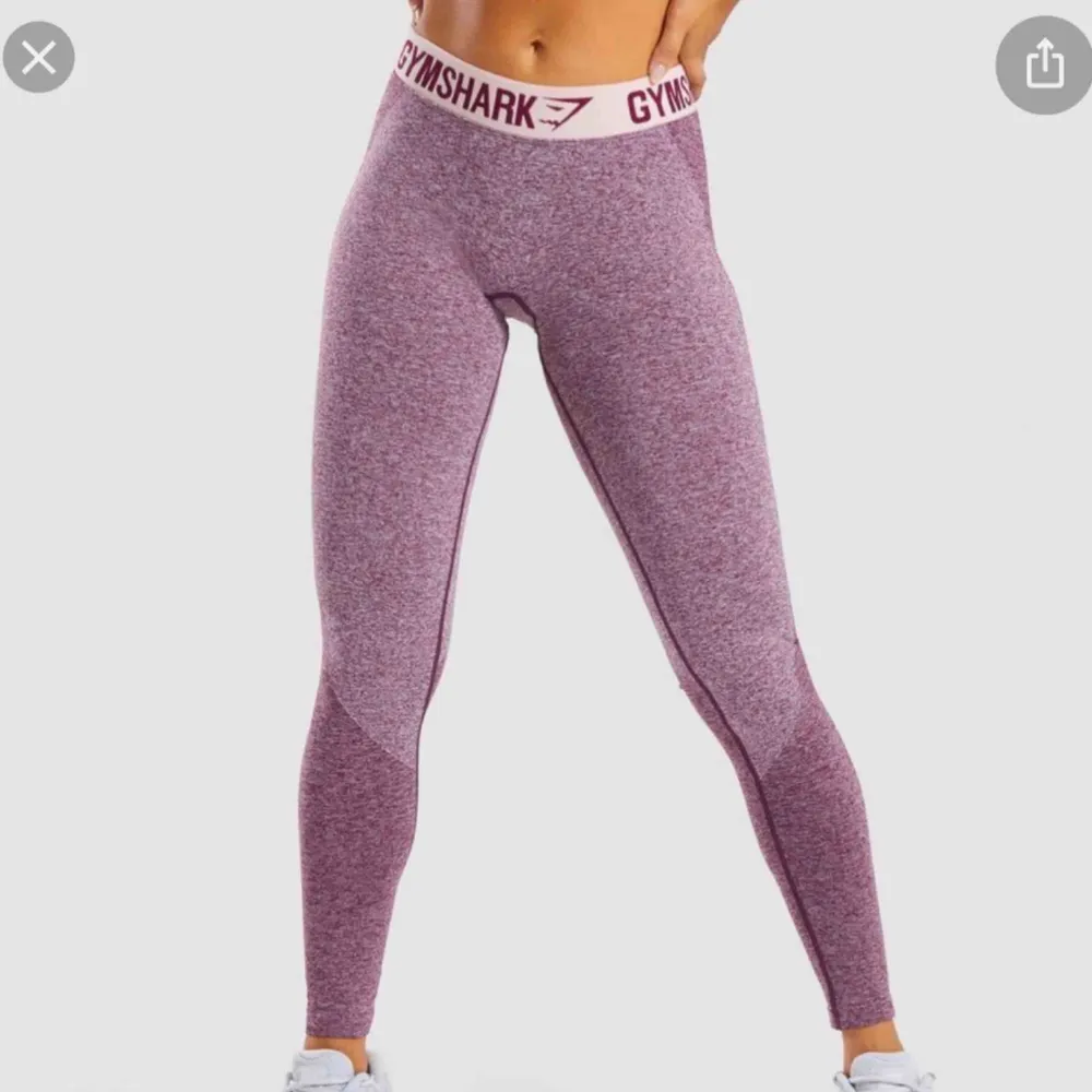 Ett par lila gymshark tights i storlek xs 💕 dem är lite stora för mig så säljer vidare dem till någon som använder dem mer❤️ det blev ett litet hål i men det har jag sytt igen🥰. Jeans & Byxor.