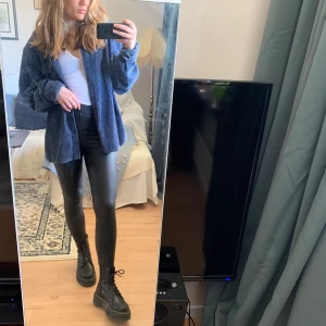 Lacktights - Lacktights i storlek S från Gina Tricot. Inte mycket stretch, sitter väldigt tight på mig men inte så att det känns obekvämt. Skulle säga att de snarare är matta än glansiga!