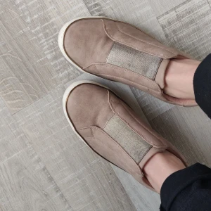Gammelrosa sneakers från Skopunkten - Gammelrosa sneakers från Skopunkten med roséguldsdetaljet. Använda 2-3 gånger men inte mer då de inte passade min fot ordentligt. Otroligt sköna annars dock! 😁 Kika gärna in vad mer jag säljer!  💞