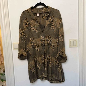  - Guldbrun blus/kofta köpt på second hand. Luftig och härlig. Möts upp i centrala sthlm annars tillkommer frakt 🌞