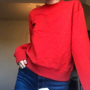 - Enkel röd tjocktröja från nakd.