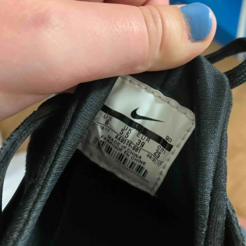 Otrolig snygga Nike Air Huarache i svart mocka😍 inte bara snygga utan också väääldigt sköna! De är använda men i mycket bra skick! Tvättas innan jag skickar såklart. Storlek 39 men är små så skulle säga 38. Frakt tillkommer🦋🦋 . Skor.