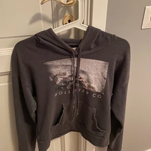 Grå hoodie🥰 - Grå hoodie från hollister och jag säljer för att den är för liten för mig. Den är i fint skick, storlek xs