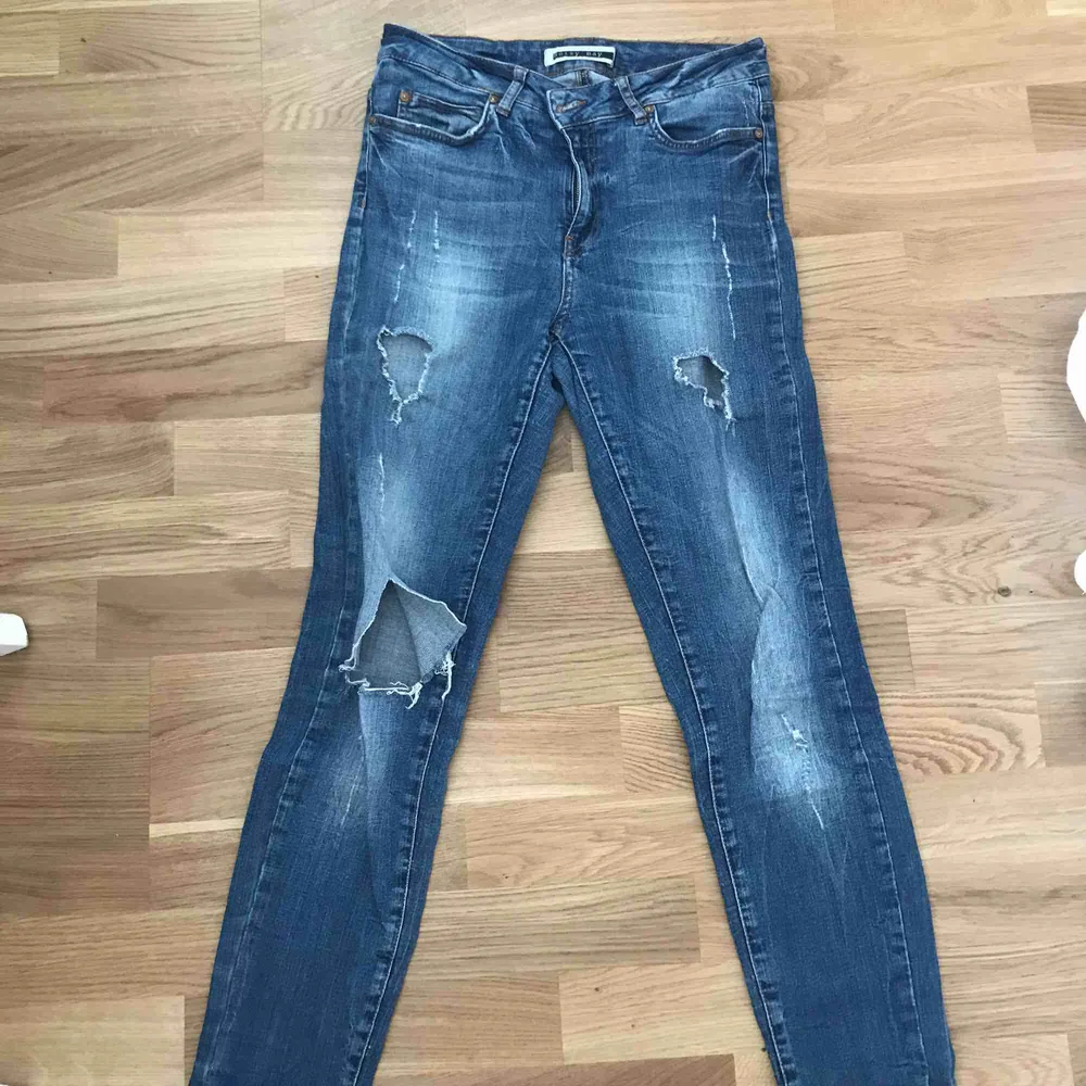 Slitna jeans från Noisy may! Storlek 38. Jeans & Byxor.