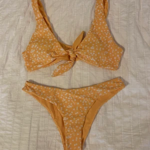 Gul bikini med blommor🌼 - Söt gul bikini från Zaful🌼☀️ aldrig använd bara testad. Passar storlek S/M. Säljer pga att jag har en likadan i en annan färg💛