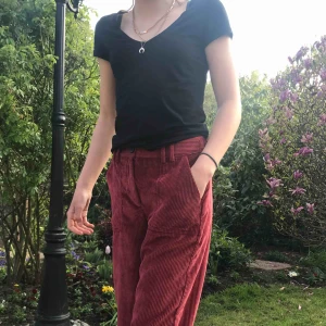  - Vinröda straight byxor från bershka