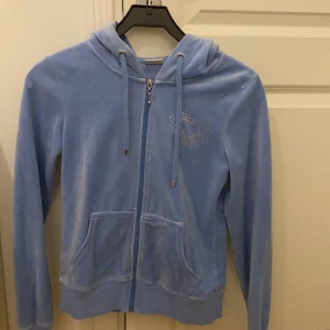 Hoodie  - Super skön & mysig ljusblå hoodie från Cubus! Använd endast nåra få gånger! Frakten står köparen för.💞