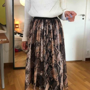  - Säljer denna as söta kjolen från Zara. Sparsamt använd i super bra skick!