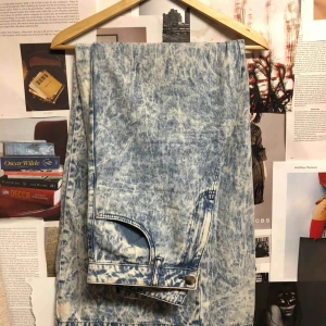  - Vida acidwash jeans som sitter snyggt på många olika storlekar. (Man får bra rumpa i dem) dem är ganska så långa och använda 1 gång.