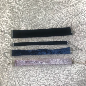 Chokers i “sammet” - Chokers i sammetsliknande material. En rosa, en blå och två svarta i olika tjocklekar. Kommer ej ihåg var de är ifrån men tror de två understa är från urban outfitters. 15kr per styck eller 30 för alla🧚‍♀️ Frakt tillkommer 💓