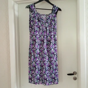 Sommarklänning  - Skön material på klänningen 😍  Notera att det hänger några trådar bland annat längst ner på klänningen (bild 1) som man antingen kan klippa bort eller sy igen, därav det billiga priset 🥰