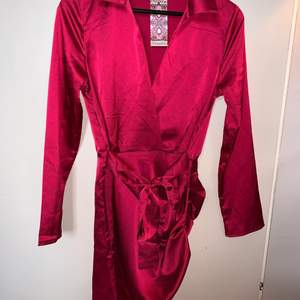 Säljer en röd/rosa klänning från boohoo i storlek 38, liten i storleken. 