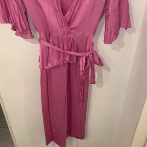 Zara - Köpt på zara och har använt det en gång och inte min stil längre. Bra skick och härlig färg. Säljer byxorna och tröja tsm. Priset kan diskuteras vid snabb affär.