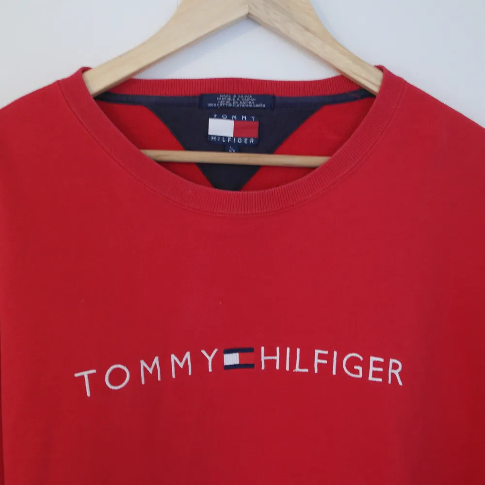 Snygg tröja från Tommy Hilfiger. Snygg som oversize!!. Tröjor & Koftor.