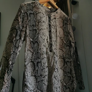 Blus - 🐍Python print blus från FREE/QUENT i st S. Använd 1 gång. Nypris 300 kr🐍kan fraktas: köparen står för kostnaden 🐍