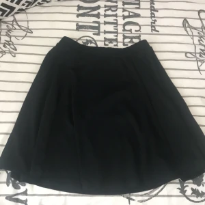 Kjol - •En söt kjol från Bikbok.                                                •I strl XS, använd 1 gång.                                               •Frakt tillkommer.