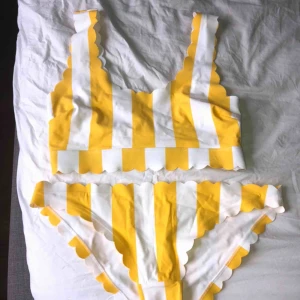  - Gulrandig bikini! Underdel är storlek 38, överdel storlek 36. Använd 1 gång så den är väldigt bra skick!💐 frakt tillkommer!