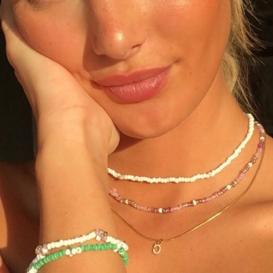 Sommaren är strax tillbaka och även mina handgjorda populära halsband och armband! Jag gör fina smycken av rocaillepärlor på beställning😊 på bilden är Sofi Anckarman med mina halsband och blomarmband! 💕 skriv här på plick eller kolla på min instagram för fler bilder @vellakul💕💕 ett halsband kostar 60kr, två 100kr! JÄTTE fina till sommarn enkla att ta på och passar till ALLT 😜🌸. Accessoarer.