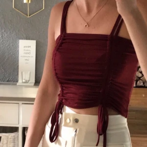 Rött linne - Rött linne som är köpt i Thailand, aldrig använt utan bara testat. Passar mig som är en XS/S. Fraktkostnad tillkommer om du ej vill hämta på plats, kan även mötas upp i Lund.