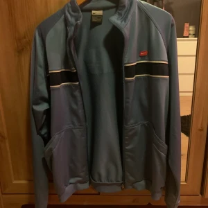 Vintage kofta - Vintage kofta från Nike. Fint skick och inte användts på flera år. Strl Xl, säljer för 300☺️✌🏼