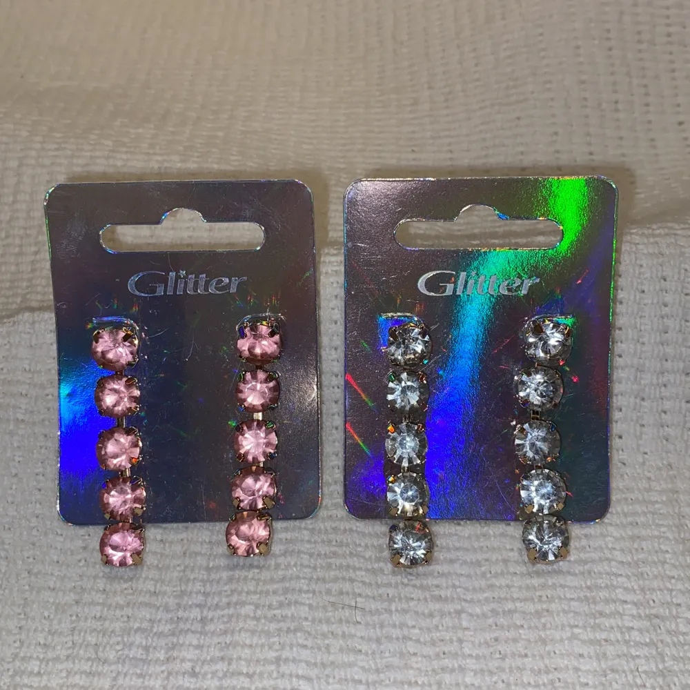 Funa glittrliga örhängen med rosa / silver stenar. Aldrig använda. Säljes för 20kr styck elr båda för 30kr. Accessoarer.