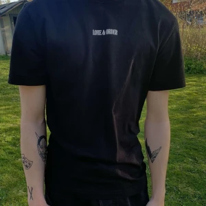 Tröja från H&M - cool t-shirt från H&M, sparsamt använd. Liten slitskada på kragen (bild 3) men går att sy lätt. Frakt 🚚: 35kr