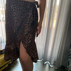 Säljer en jätte fin leopard kjol med knytning i sidan. Skick 10/10, använd fåtal gånger 💞 70 kr + frakt (50 kr) ☺️💕