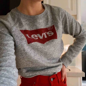  - Säljer min fina Levi’s tröja då den aldrig används.  Mycket fint skick