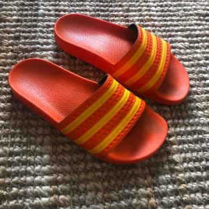 Adidas tofflor  - Frakt ingår 🎈 Använda utomhus några gånger men i väldigt fint skick. 