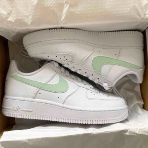 Nike air force 1 - Säljer dessa Nike airforce 1 men mintgrön swoosh pga att jag ångrade mig. Köpta på JD sports och är helt orörda! Fraktar med köparen står för frakten! Skriv om du har frågor / vill ha fler bilder! Köpte de för 1050kr