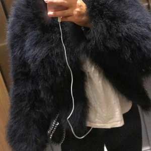 Pälsjacka från Chelsea  - Svart pälsjacka (tunnare) , passar som kall sommar/vår/höst-jacka. Äkta päls från Chelsea, köpt för 999kr och använd fåtal gånger. 