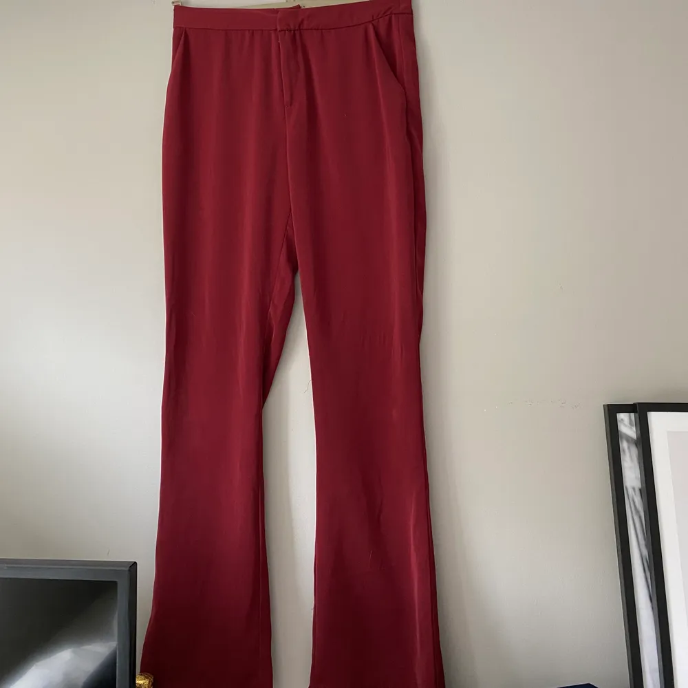 Röda kostymbyxor från hannalicious kollektion med nakd. Använda 1 gång så i bra skick. Nypris ca 499kr . Kostymer.