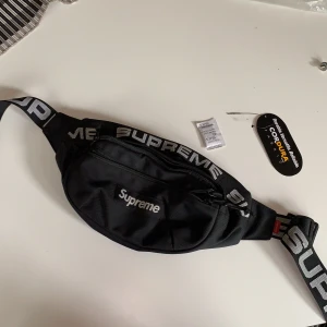 Supreme waist bag (SS18) - Använd en vecka när när jag åkte utomlands sen har den varit o hyllan som prydnad sen dess:/. Con 8/10 lika väska på stock X ligger runt 270$.