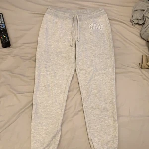 Byxor - Ett par äkta gap byxor jag köpte i usa för 1 år sedan är knappt andvända, har ett par svarta också. FRI FRAKT