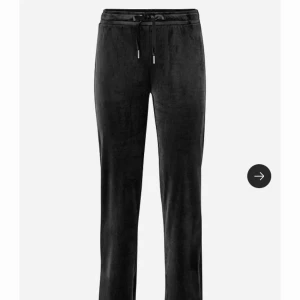  - Säljer dessa trendiga byxor från Ginatricot, säljer pga inte min stil och de är i bra skick. Frakt tillkommer eller möts i gullmarsplan.