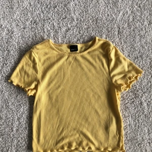 T-shirt - Gul kortare T-shirt 