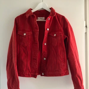 Röd jeansjacka  - Oanvänd röd jeansjacka från Mango 