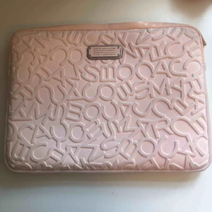 Marc jacobs datorfodral - Rosa Marc Jacobs datafodral, knappt använd 