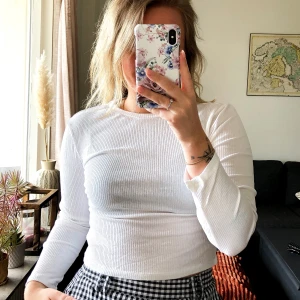 Vit top - Långärmad top från H&M. Använd fåtal gånger. 30kr eller bud (står ej för frakt) 