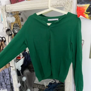 Kofta från & other stories - Supersöt kofta med knappar från & other stories i storlek M frakt ligger på 66kr💓kram