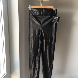 Skinnbyxor - Skinnbyxor från nelly storlek xs🤩🥰 Endast prövade, men ändå få slitningar lite här och där på byxorna🤔 Lapp kvar. Längd: 103 cm. *frakt ingår, inget återköp. 