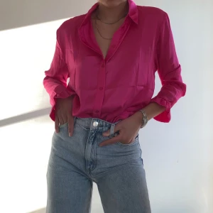 Rosa skjorta - Jättefin, flowig skjorta i en stark rosa färg! Tunt satin tyg💕Köparen står för frakten, inga returer! 