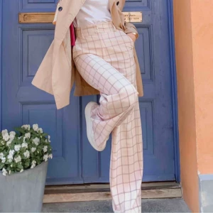 Nakd kostymbyxor  - Rutiga kostymbyxor från Nakd perfekta nu till försommaren! Endast använda en gång🤎